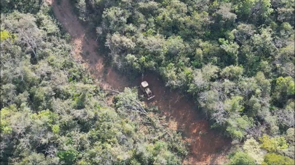 tapumes altos, mas moradores tentam acompanhar o que acontece por pequenas frest