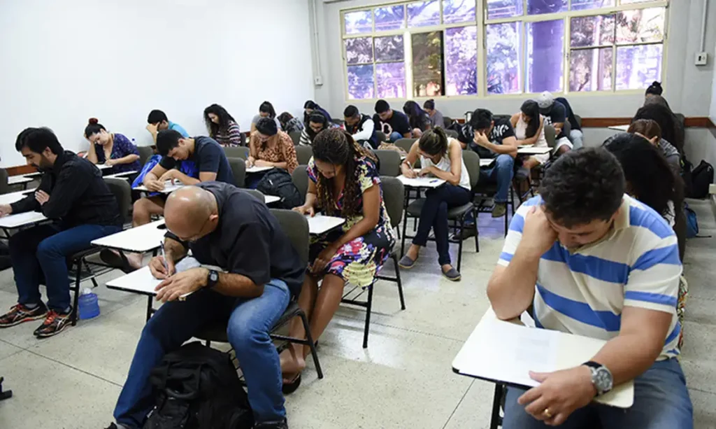 tunidade de obter a certificação do ensino fundamental ou ensino médio. Notícias