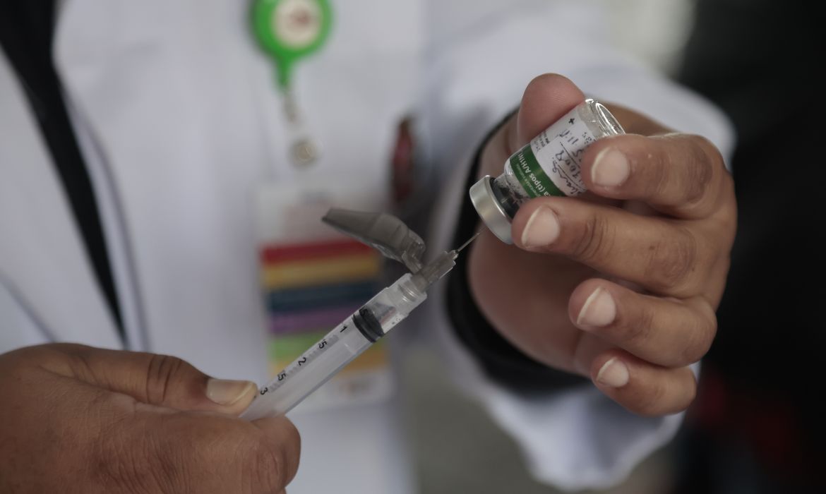 Influenza A têm aumentado no país, informa Fiocruz. A imunização ocorre nas unid