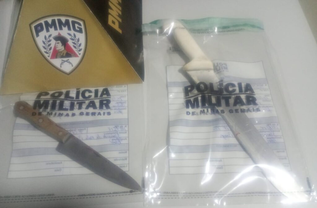 Facas foram apreendidas após filho esfaquear pai em João Pinheiro Polícia Militar/Divulgação