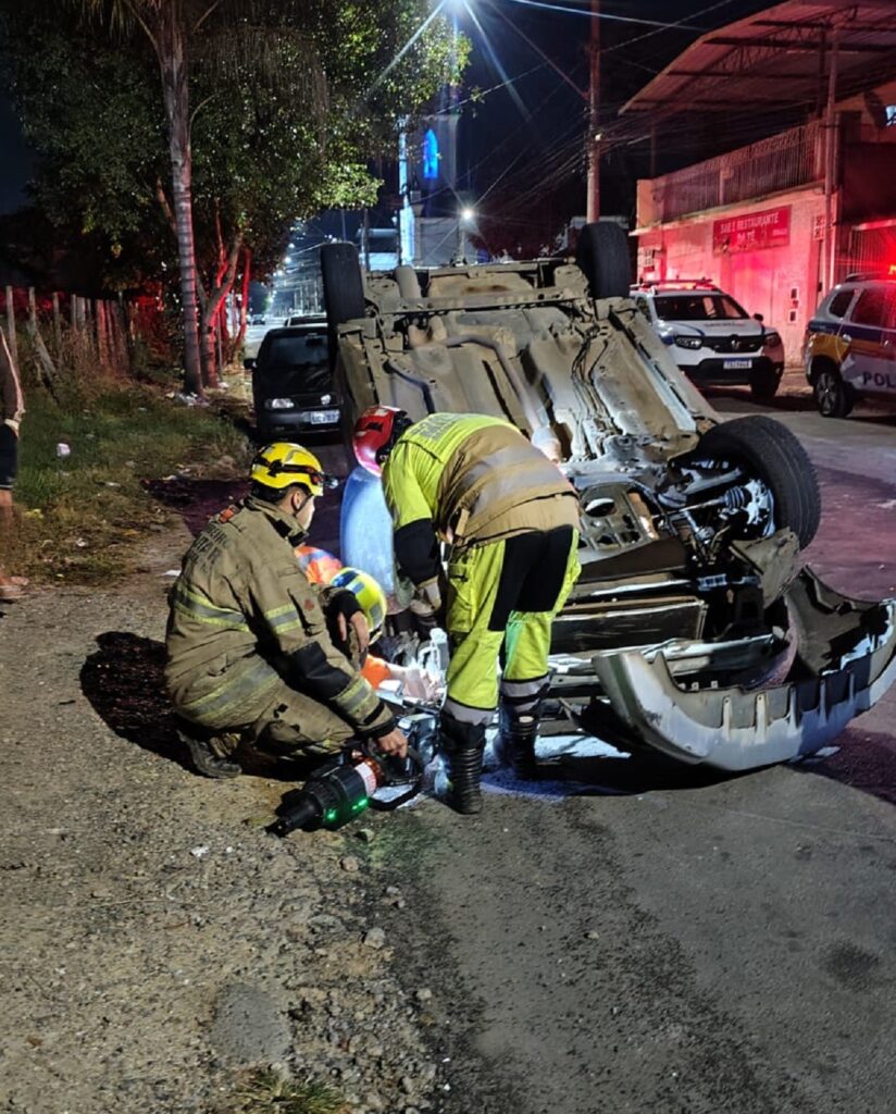 Motorista embriagado é preso após bater em carro estacionado e capotar veículo em Juiz de Fora Corpo de Bombeiros/Divulgação