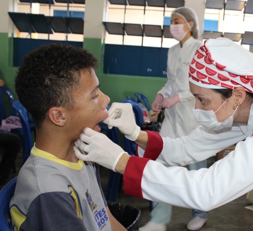 cionando tratamento odontológico gratuito. Dados da Pesquisa Nacional de Saúde