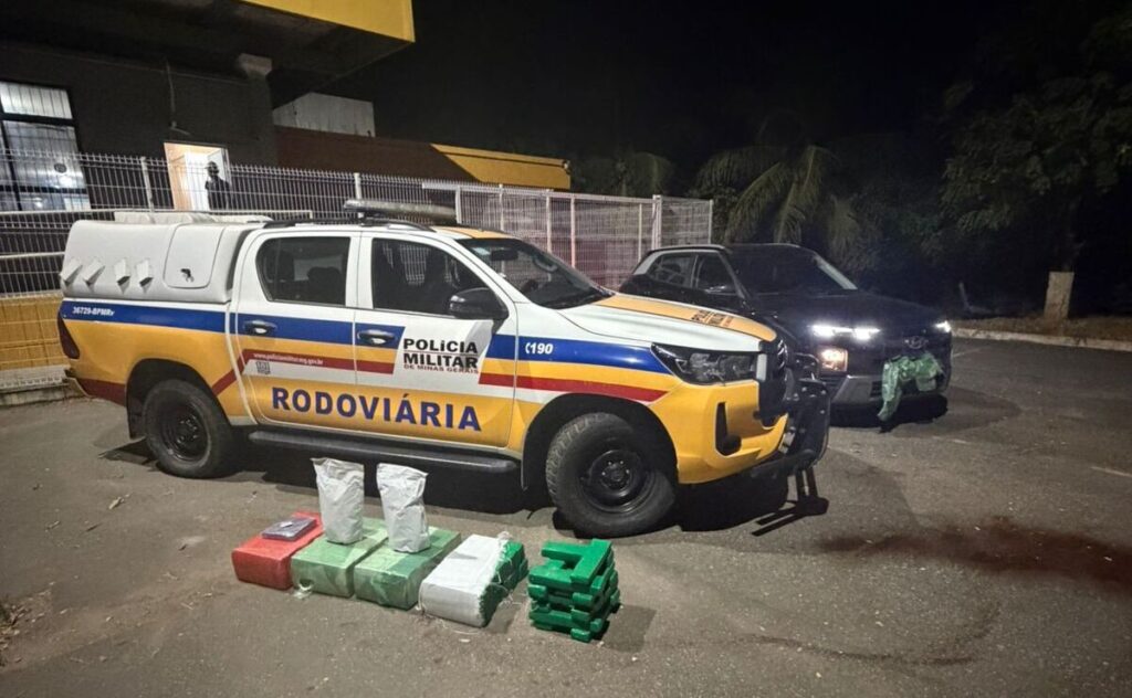 tando 108 barras de maconha na BR-259, em Governador Valadares, na segunda-feira