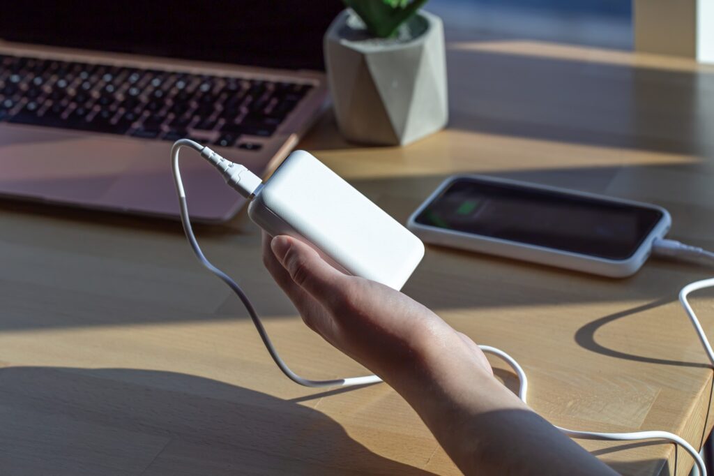Um power bank pode prover até três cargas completas para o seu celular — Foto: Reprodução/Freepik