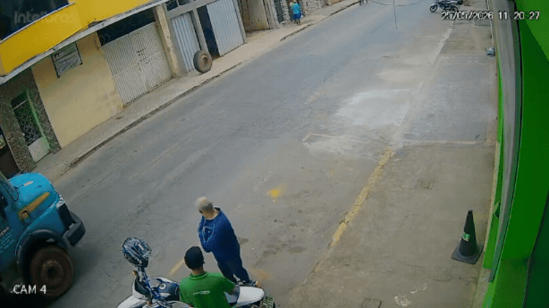 uma roda que se soltou de um caminhão no Centro de Santos Dumont, na manhã da úl