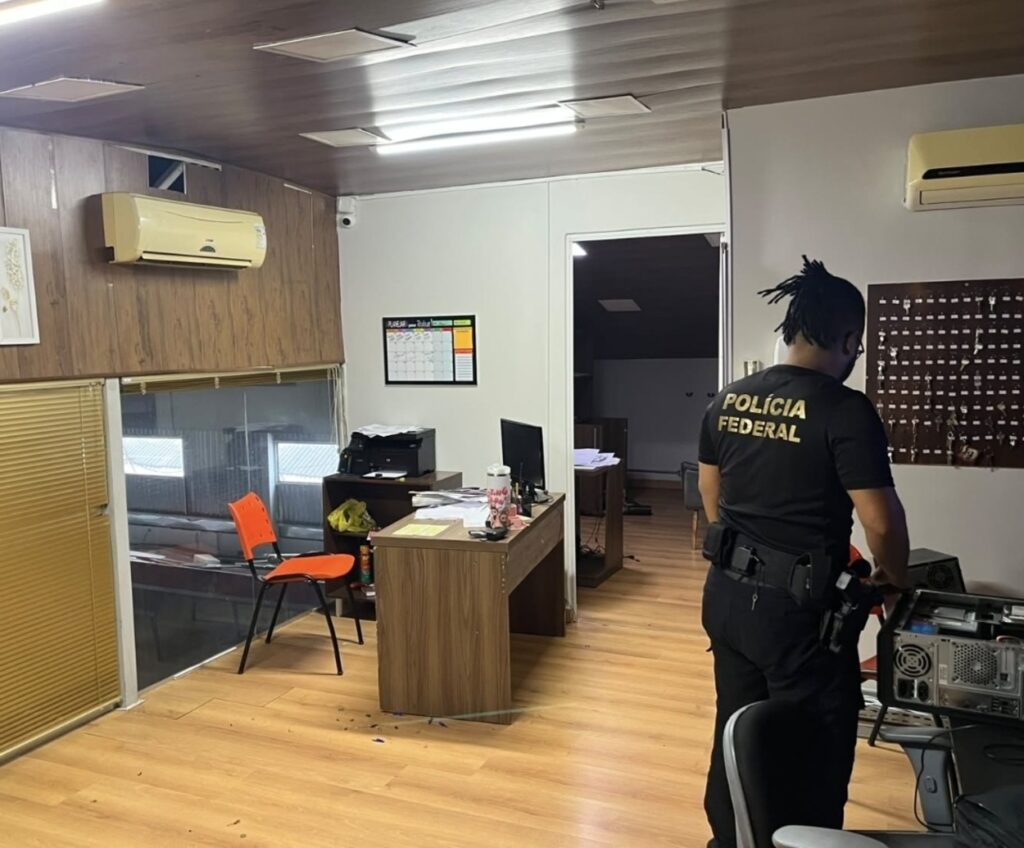 organizar a saída de brasileiros do país, com a emissão de dezenas de passagens