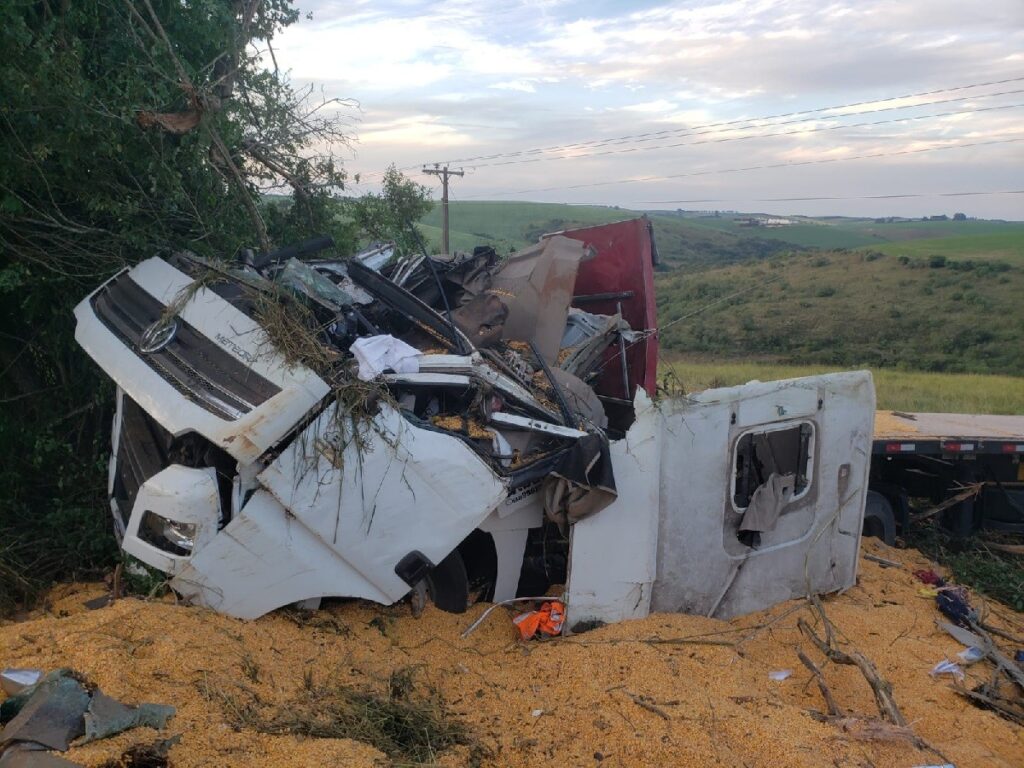 carga de milho após carreta capotar na MGC-383 Polícia Militar Rodoviária (PMRv)