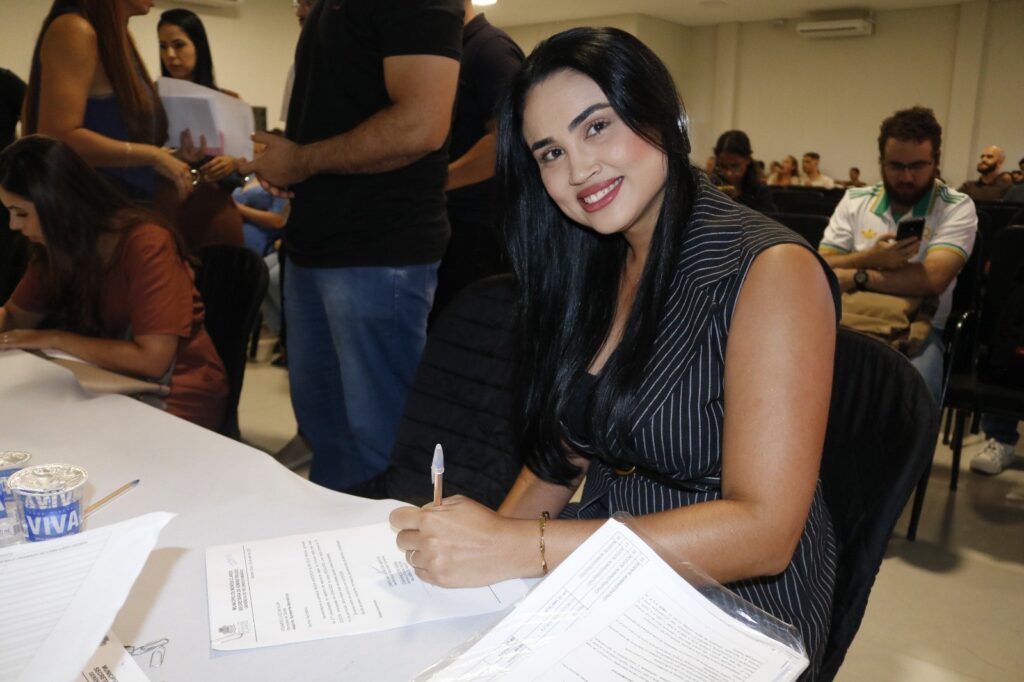 meio da Secretaria Municipal de Administração, oficializou a posse de novos serv