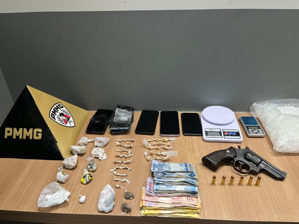 tão do imóvel, os policiais perceberam movimentação intensa. Em seguida, três pe