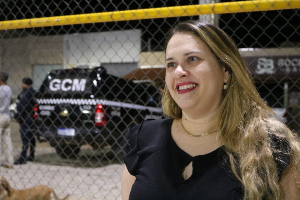 tiva (ao lado do campo de futebol) do bairro, reuniu dezenas de moradores para c