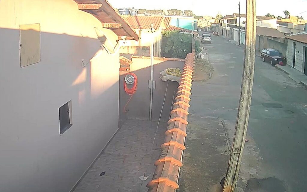 carro em calçada em Serrania Uma mulher de 38 anos e seu filho de 10 anos foram