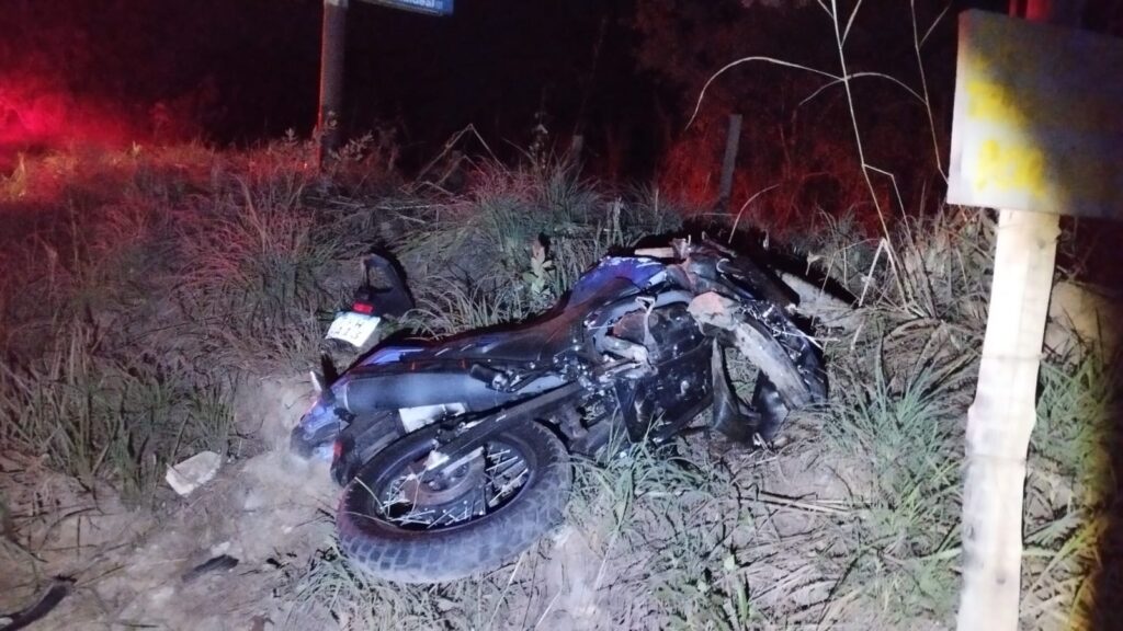 Motociclista bateu de frente com carro e morreu no local PMRv/Divulgação