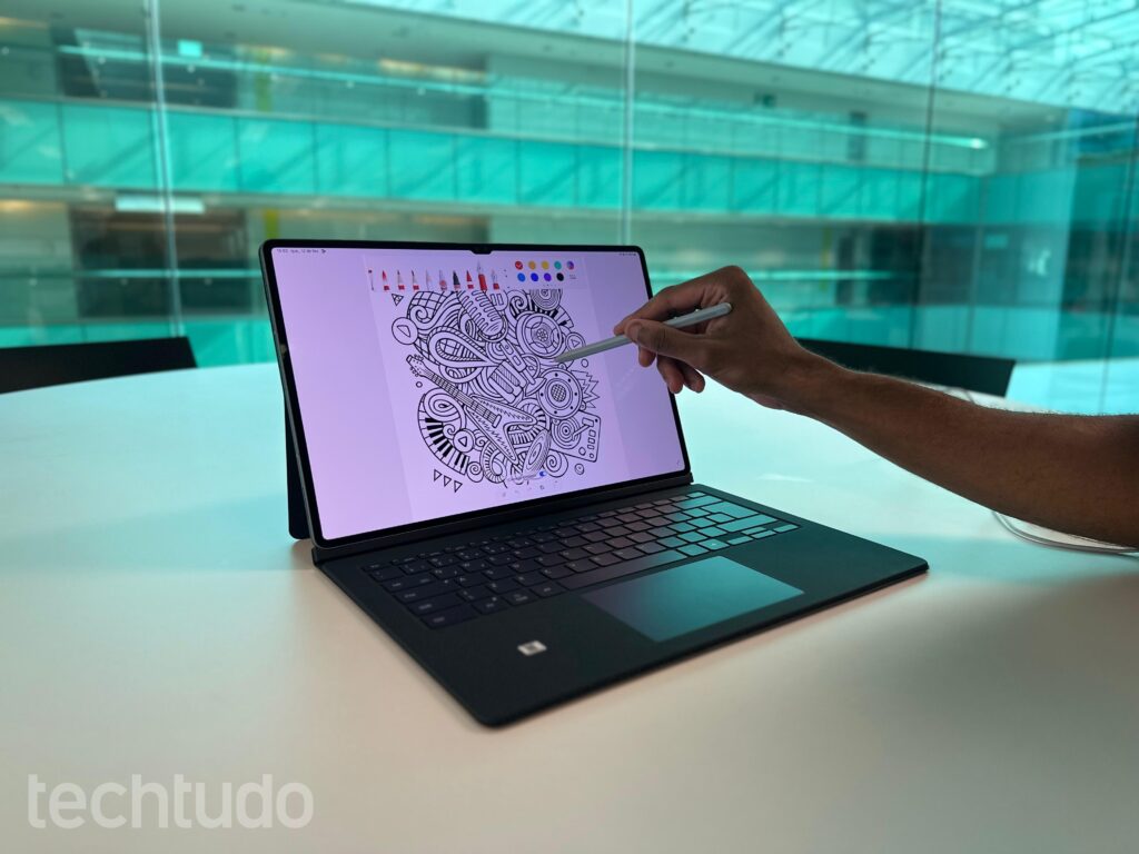 Homem usando o aplicativo Penup, do Galaxy Tab S10 Ultra, para pintar — Foto: Amanda Zola/TechTudo