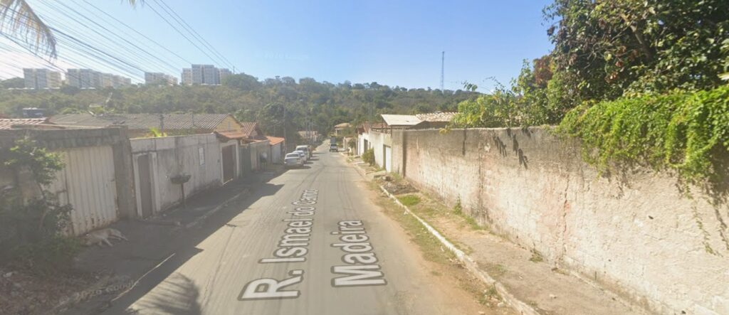 todo o quarto. A Polícia Militar foi acionada por volta de 1h por vizinhos que e