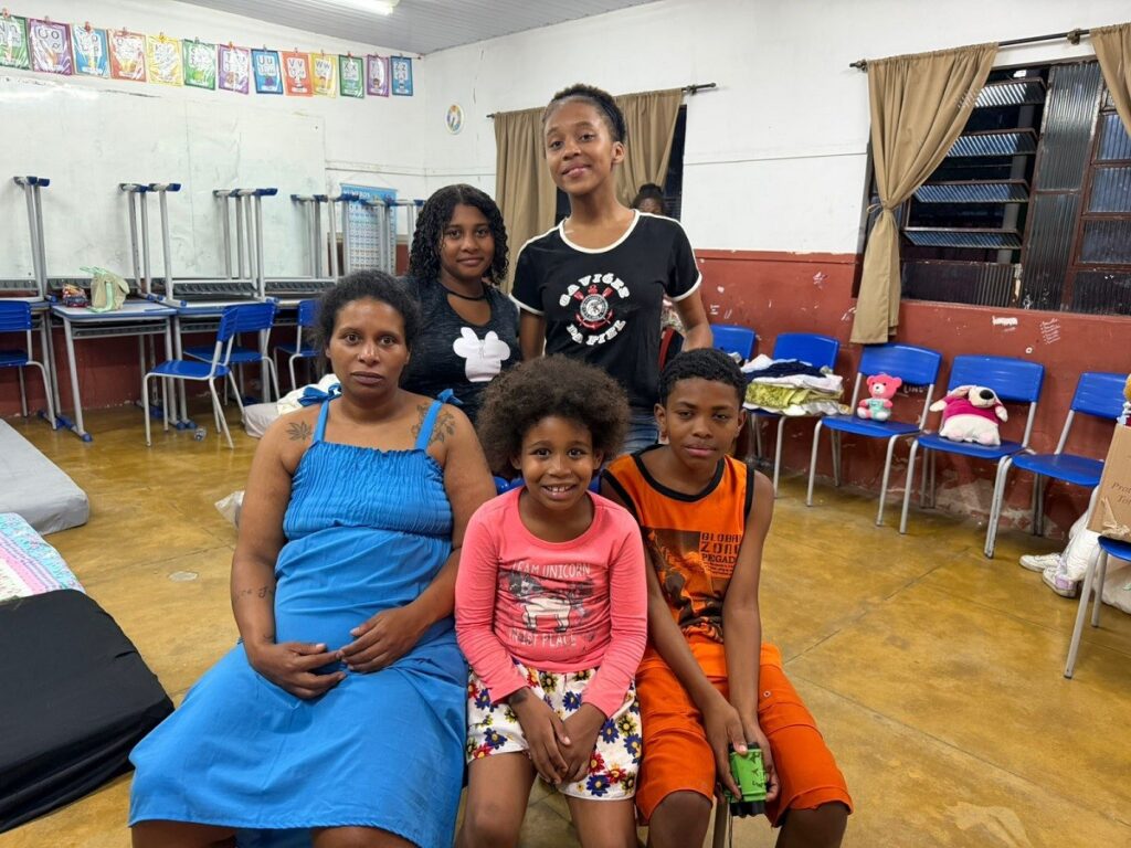 Tainara Tomé Correia Valadão com os filhos e a sobrinha em abrigo logo após as chuvas em Juiz de Fora Luiza Sudré/g1