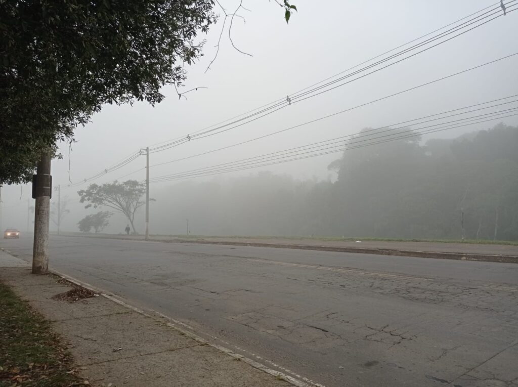 um sistema de alta pressão, que inibe a formação de nuvens, deixa o céu claro, m