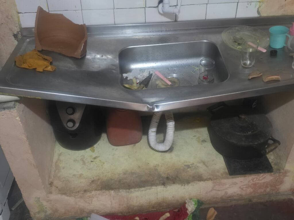 causa do som, o esposo se exaltou e quebrou a caixa de som que pertence à entead