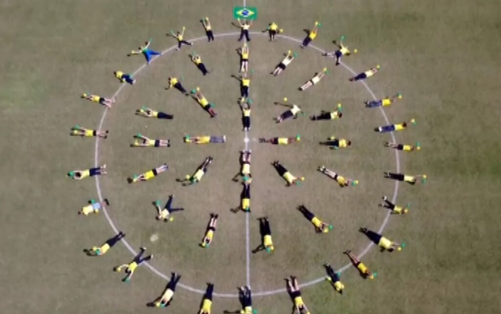 meio do projeto Flash Mob Pouso Alegre, que reúne cerca de 100 participantes, en
