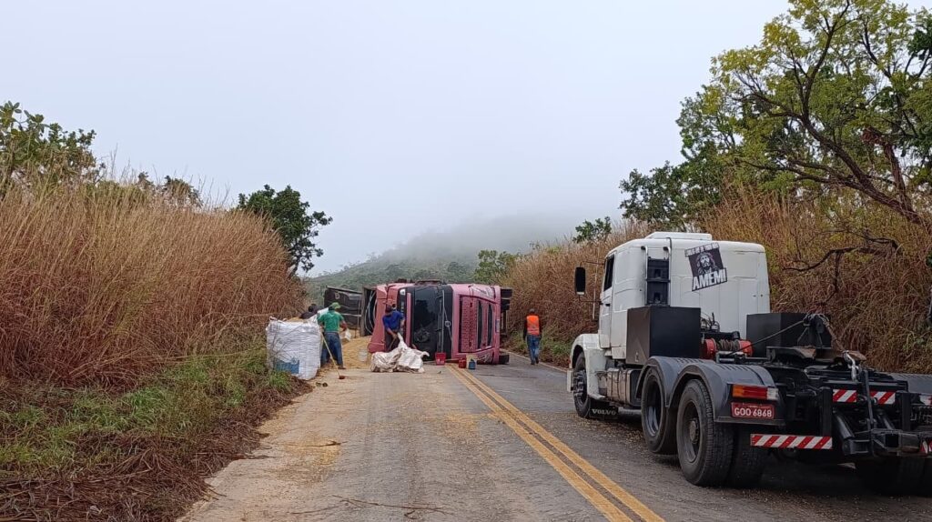 Caminhão tombou na Serra de Israel em Unaí Polícia Militar/Divulgação