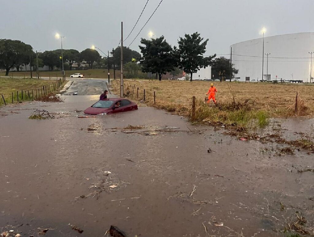 Carro ficou ilhado durante chuva em Uberlândia na avenida Rondon Pacheco Corpo de Bombeiros/Divulgação