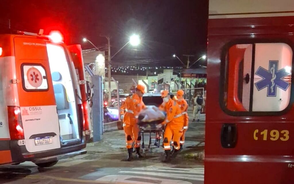terceiros ao hospital antes da chegada das equipes de resgate. Outras duas vítim