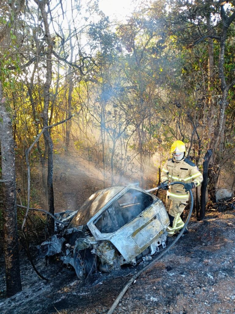 Carro pegou fogo após bater de frente com caminhão Corpo de Bombeiros/Divulgação