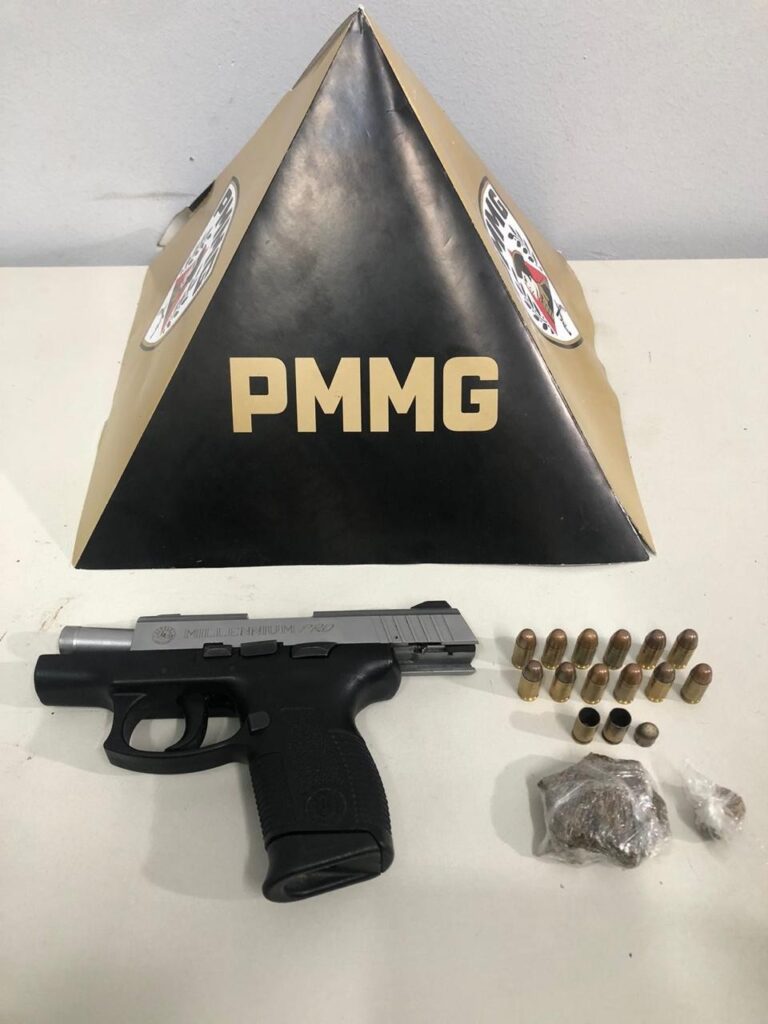 Polícia encontra arma escondida em caixa de livros em Governador Valadares Polícia Militar/Divulgação