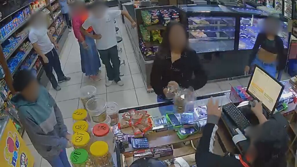 clientes em Betim, na Grande BH A funcionária de uma padaria em Betim, na Região