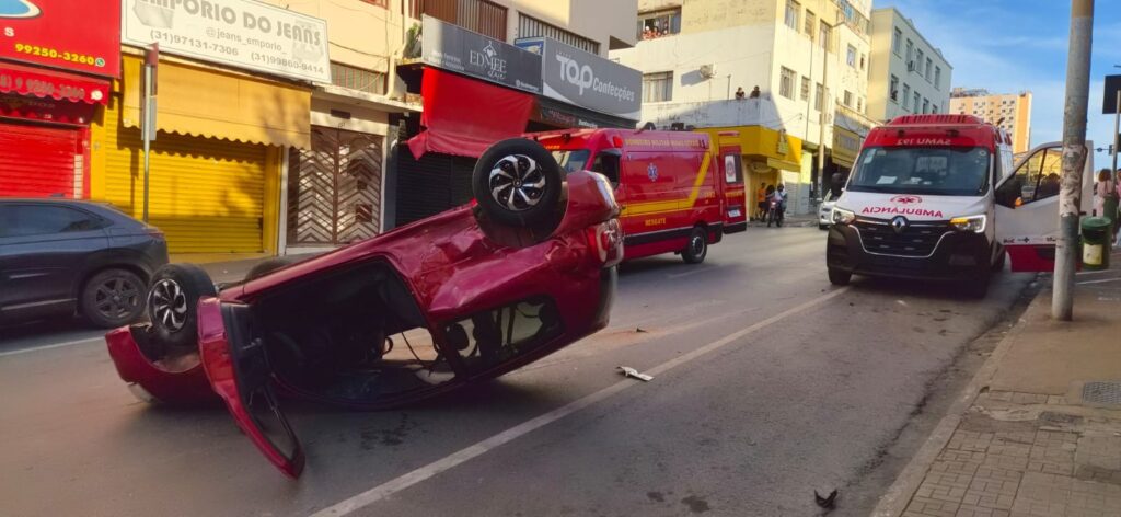 Colisão envolveu um carro e uma caminhonete Montagem/g1