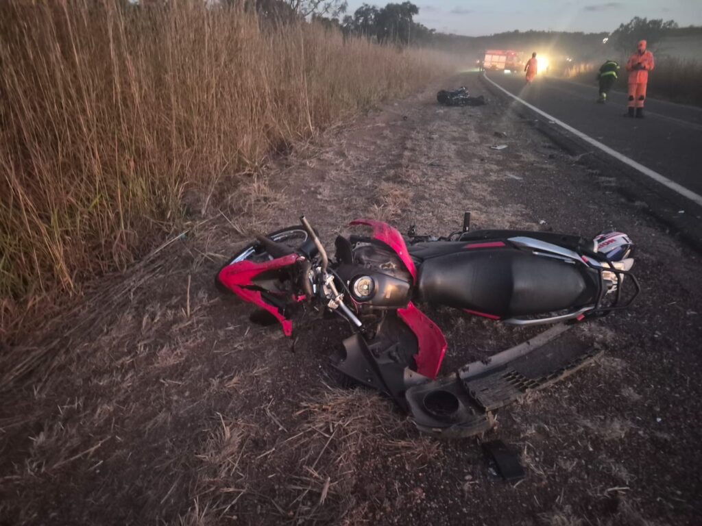 deixa dois motociclistas mortos Polícia Militar Rodoviária/Reprodução