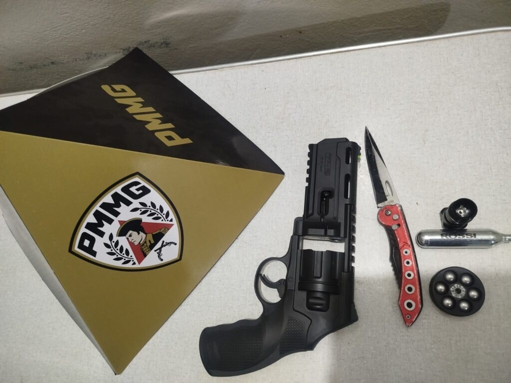 tando uma arma, o homem chegou a subir na laje da residência da vítima. Nesse do