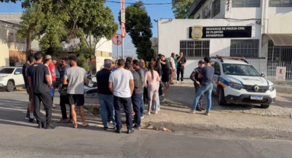 para acompanhar a chegada do suspeito de atropelar e matar o ciclista Bruno Barbosa Robson Panzera/Tv Integra