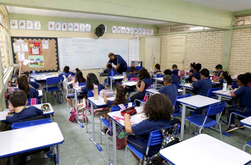meio do Sistema Mineiro de Administração Escolar (Simade) e o encaminha para ass
