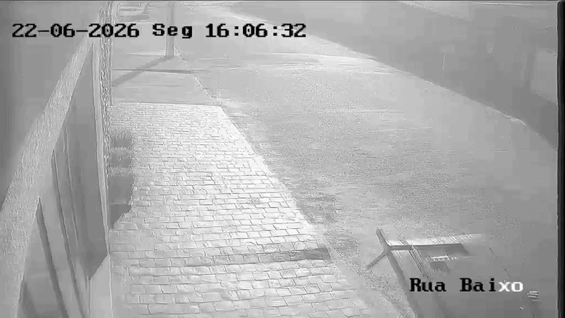 volta das 15h50, na rua Oliveira Lima. A moradora contou à produção que chegou e
