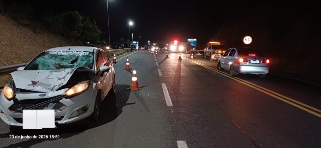 um carro. O acidente aconteceu em frente à base do Serviço de Atendimento ao Usu