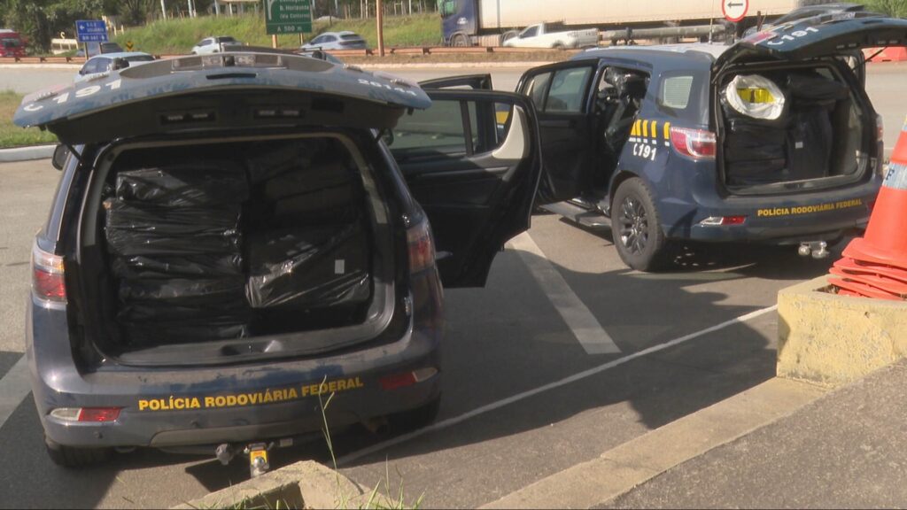 tadas em uma carreta na BR-262, em Betim, na Região Metropolitana de Belo Horizo