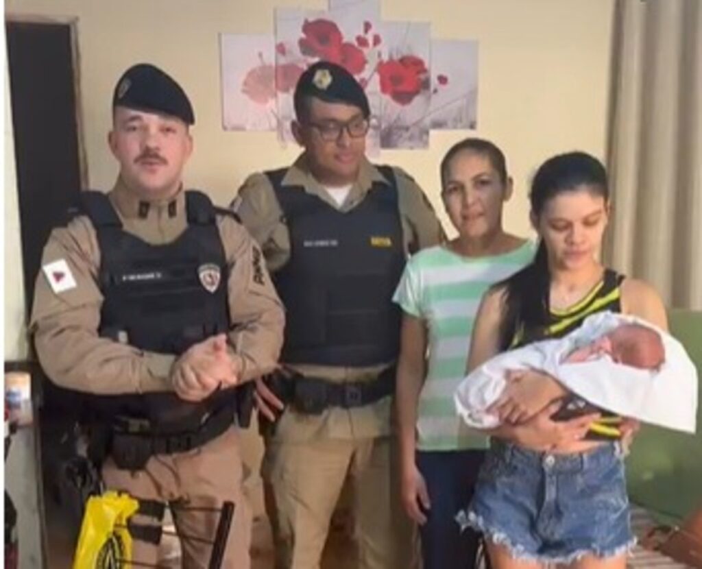 telefone, um policial militar conseguiu orientar a avó de um bebê de apenas 10 d
