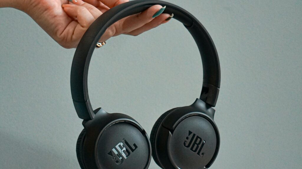 Nunca mais perca seus fones de ouvido com essas opções com fio da JBL. — Foto: Foto: MOISES RIBEIRO/Pexels