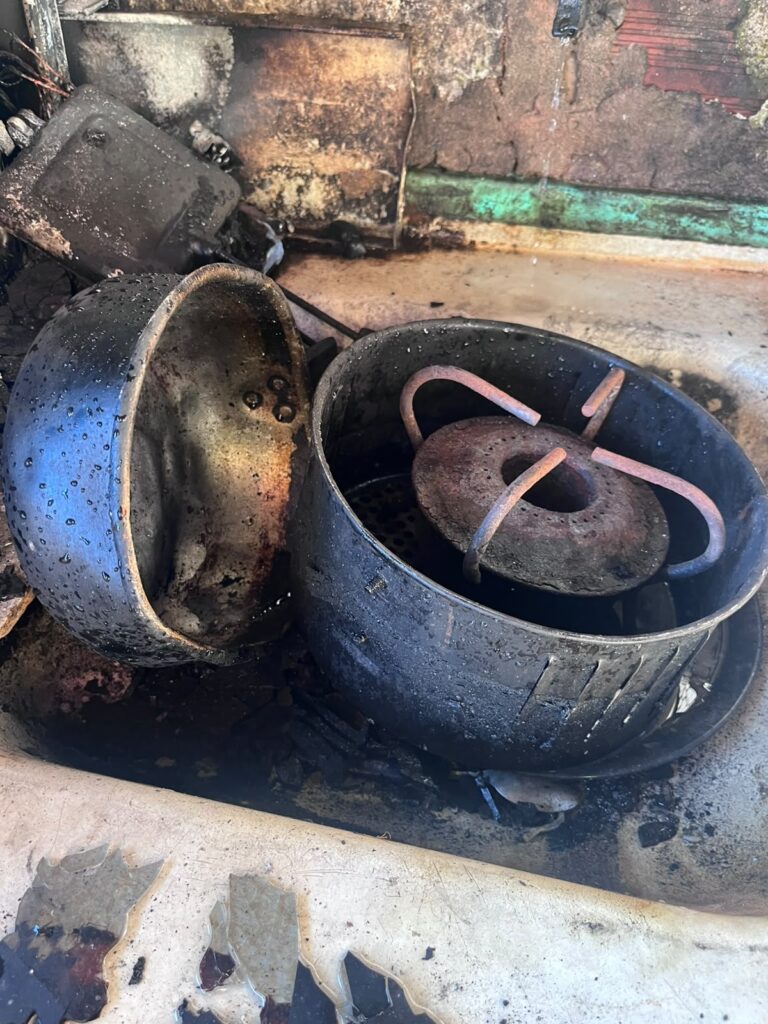 Fogareiro acendido com álcool deu início a incêndio em residência no Centro de Araguari Corpo de Bombeiros/Divulgação