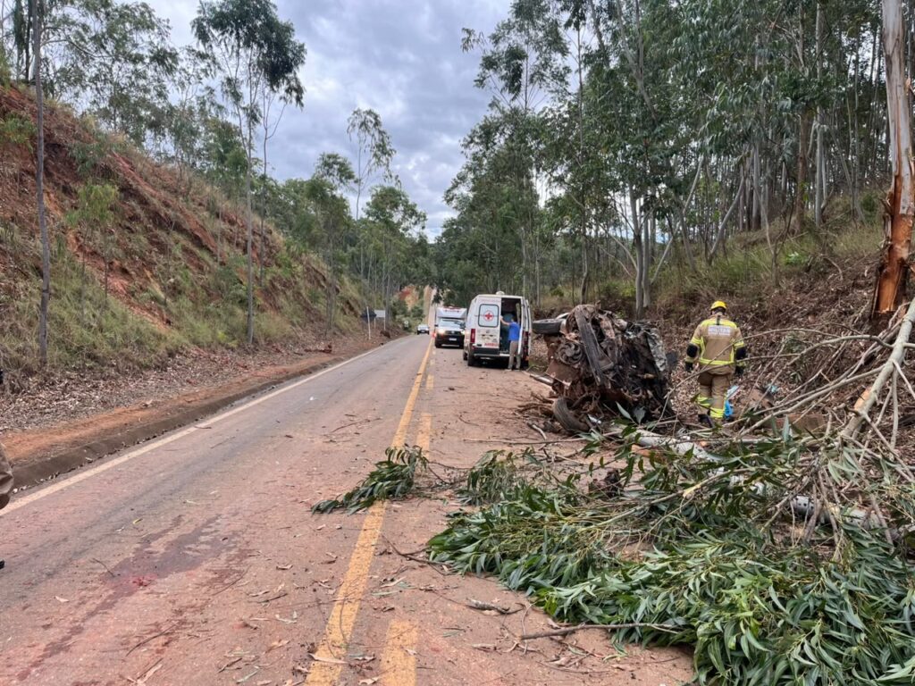 Acidente grave em Tapira: motorista é resgatado após carro capotar na Mgc-146