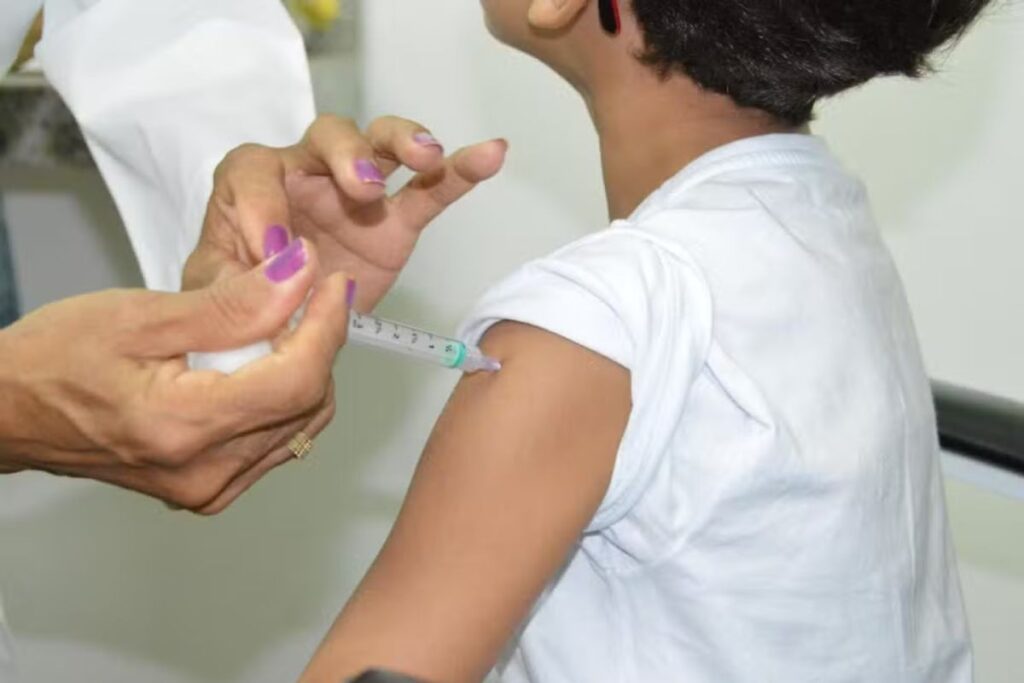 Campanha de vacinação estende oferta de doses contra gripe e tríplice viral em shopping da Pampulha