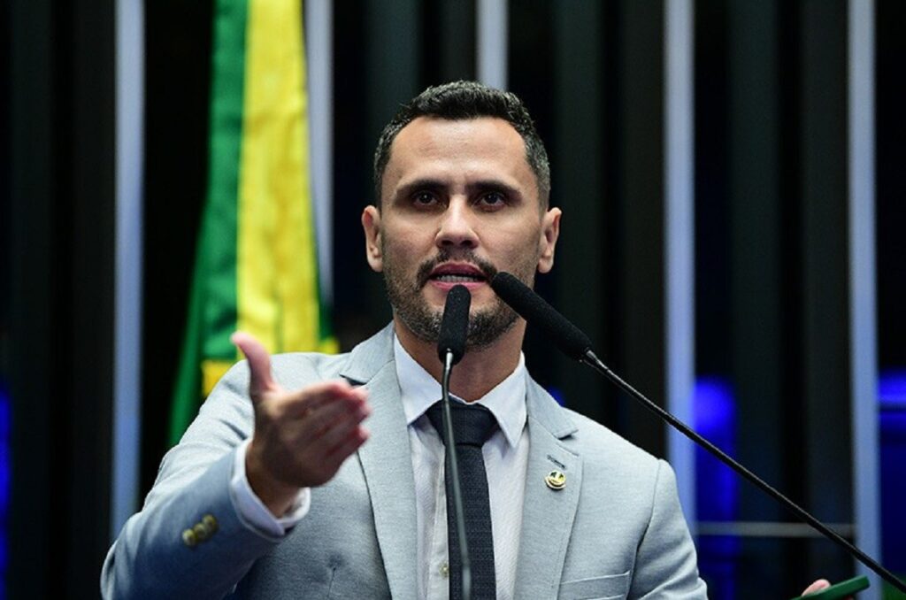Cleitinho Azevedo oficializa candidatura ao governo de Minas Gerais em meio a impasse partidário