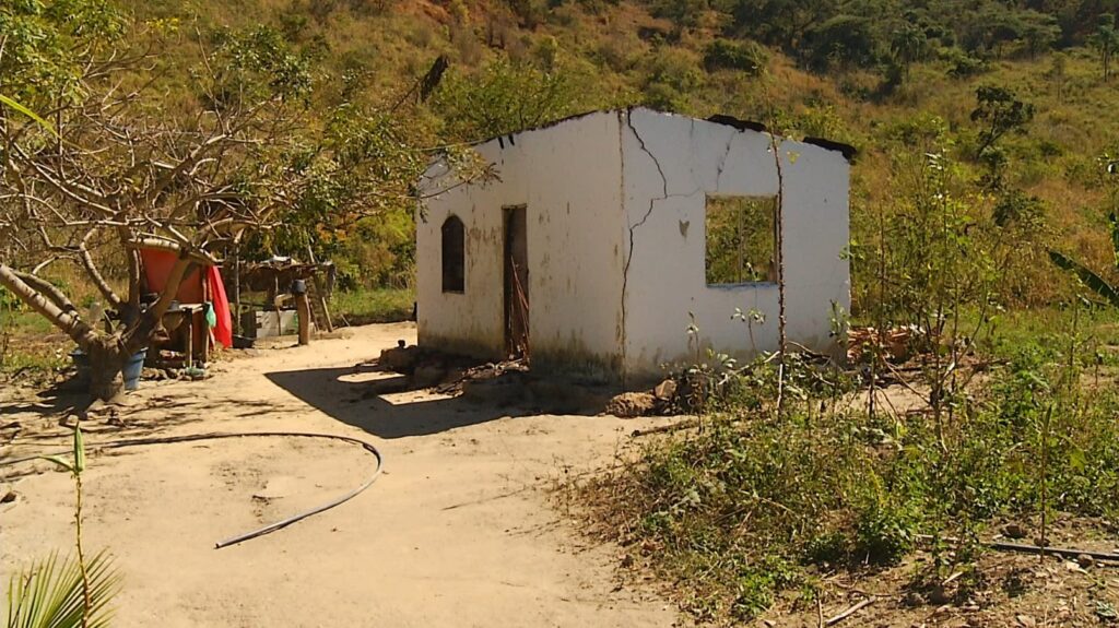Corpos encontrados em casa incendiada em Pescador seguem para perícia de DNA em Belo Horizonte