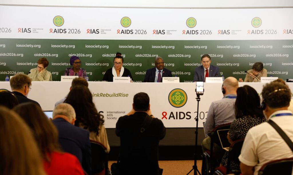 Financiamento global em declínio põe em xeque avanços históricos contra o HIV e a AIDS