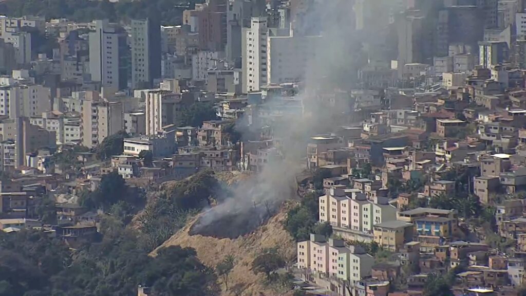 Focos de incêndio disparam em Minas Gerais com estiagem, mobilizando bombeiros na Grande BH