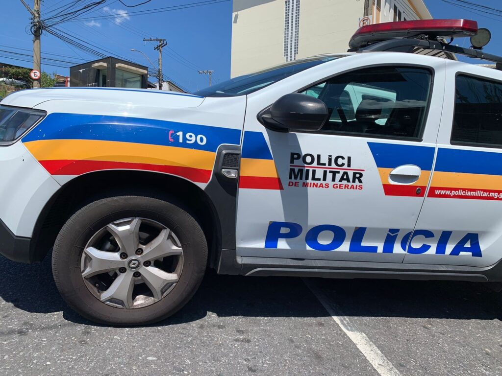 Homem agride companheira adormecida com pedaço de madeira em Jaíba; armas são apreendidas