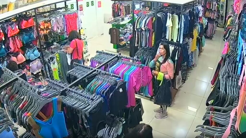 cliente, furtou duas camisolas de uma loja no Centro de Patos de Minas, no Alto