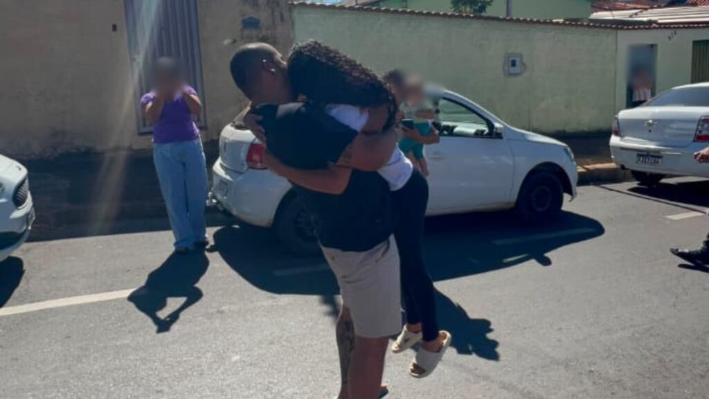 Primeira surpresa Caminhoneiro conta que foi uma das primeiras vezes que buscou a filha na escola Reprodução/Redes Sociais