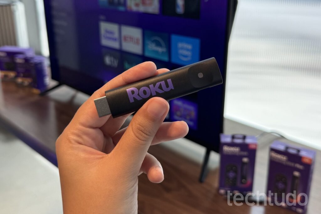 Roku Stick HD é compatível com Alexa, Siri e Google Assistente — Foto: Luiza M. Martins/TechTudo