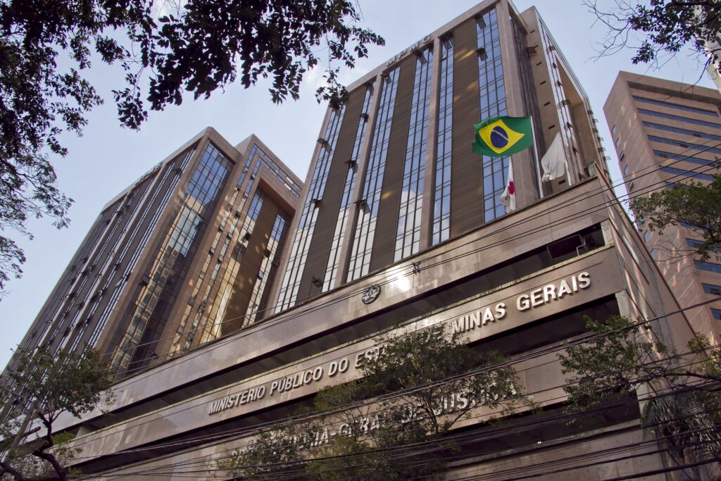 integrante do órgão, considerando todas as verbas recebidas no período, que incl